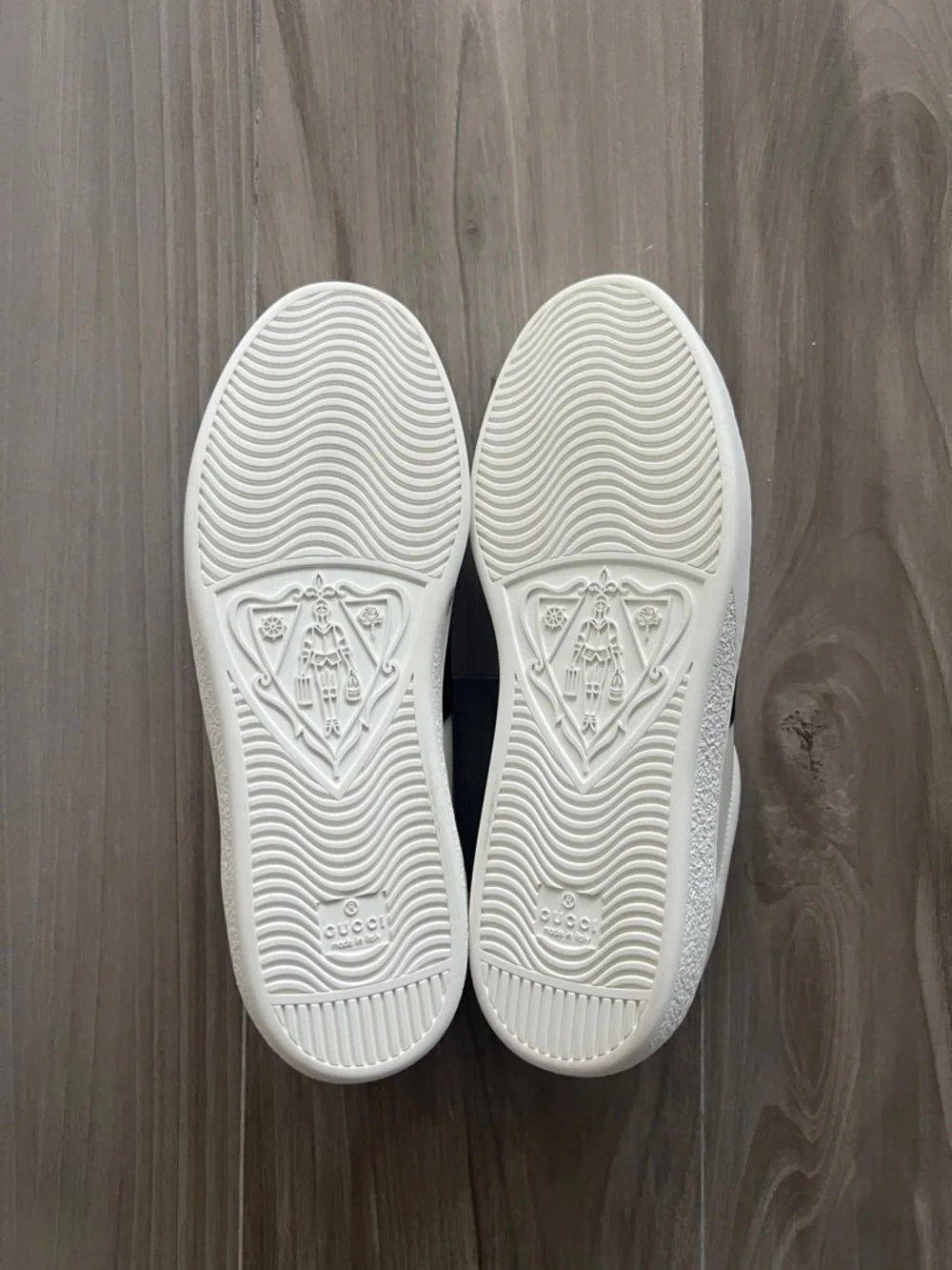Gucci White Leather Low-Top Sneakers with Red and Navy Stripes
